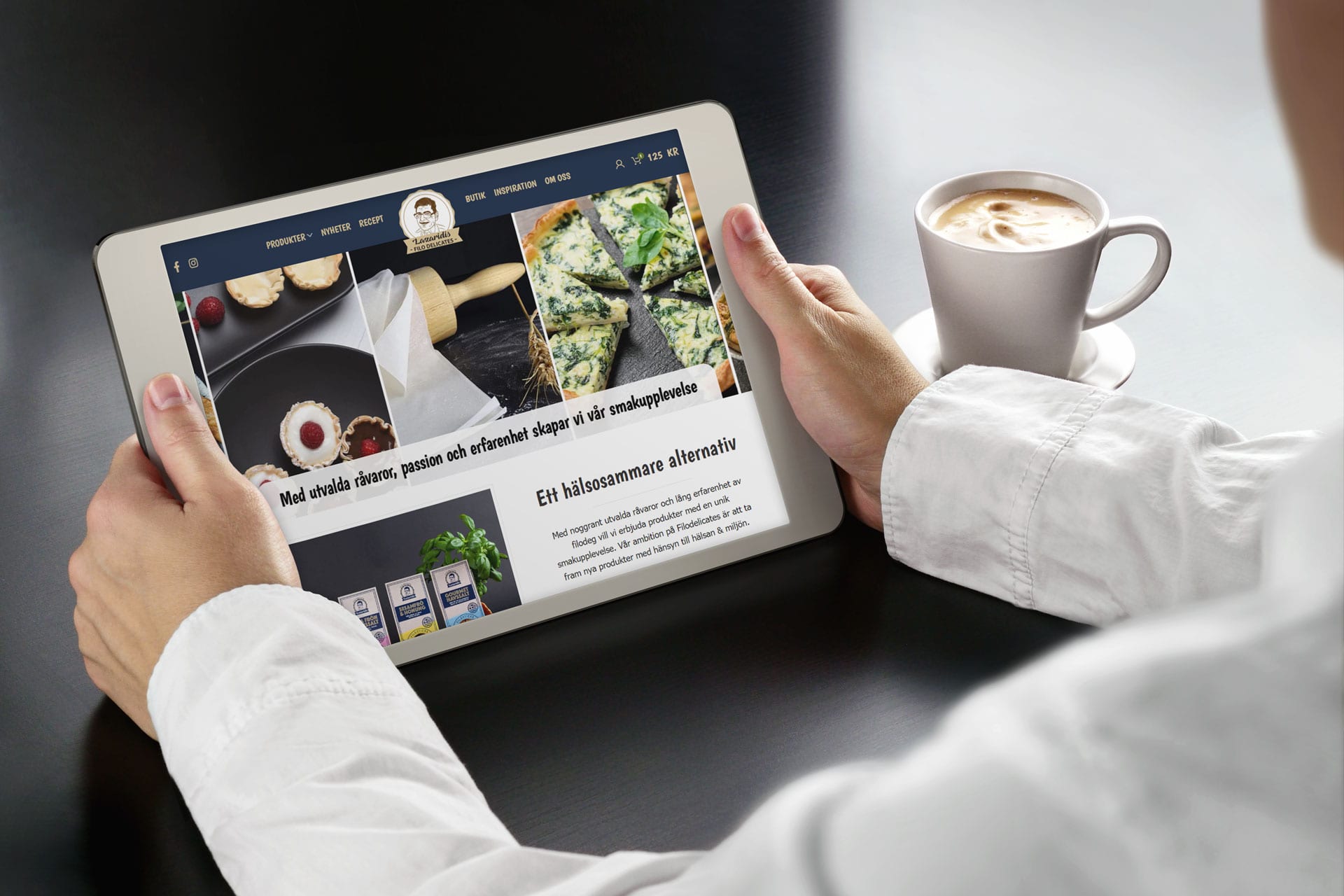 Sökmotoroptimering Person som håller i en tablet med bägge händerna som i sin tur visar e-handelshemsidan Filo Delicates AB
