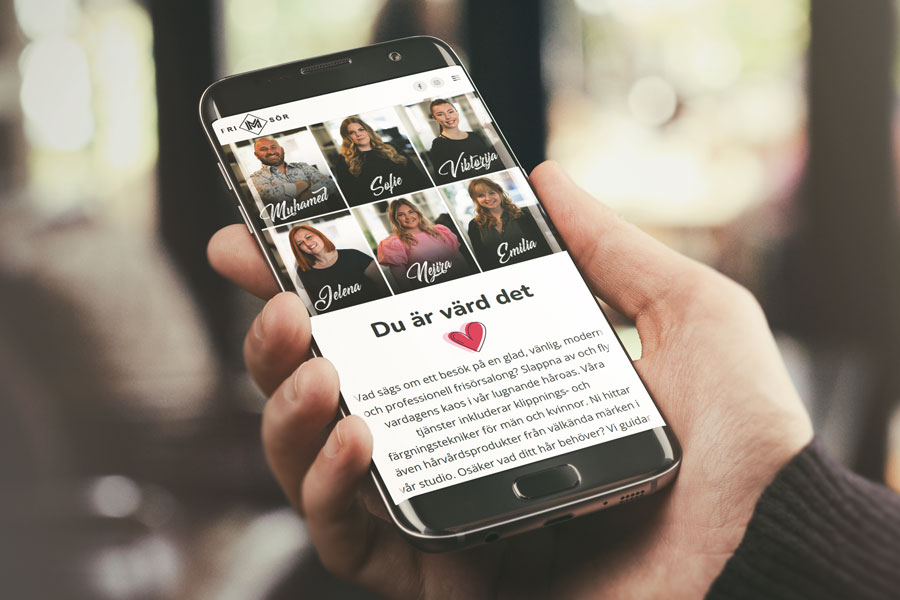 mobiltelefon som visar IM Frisörs hemsida